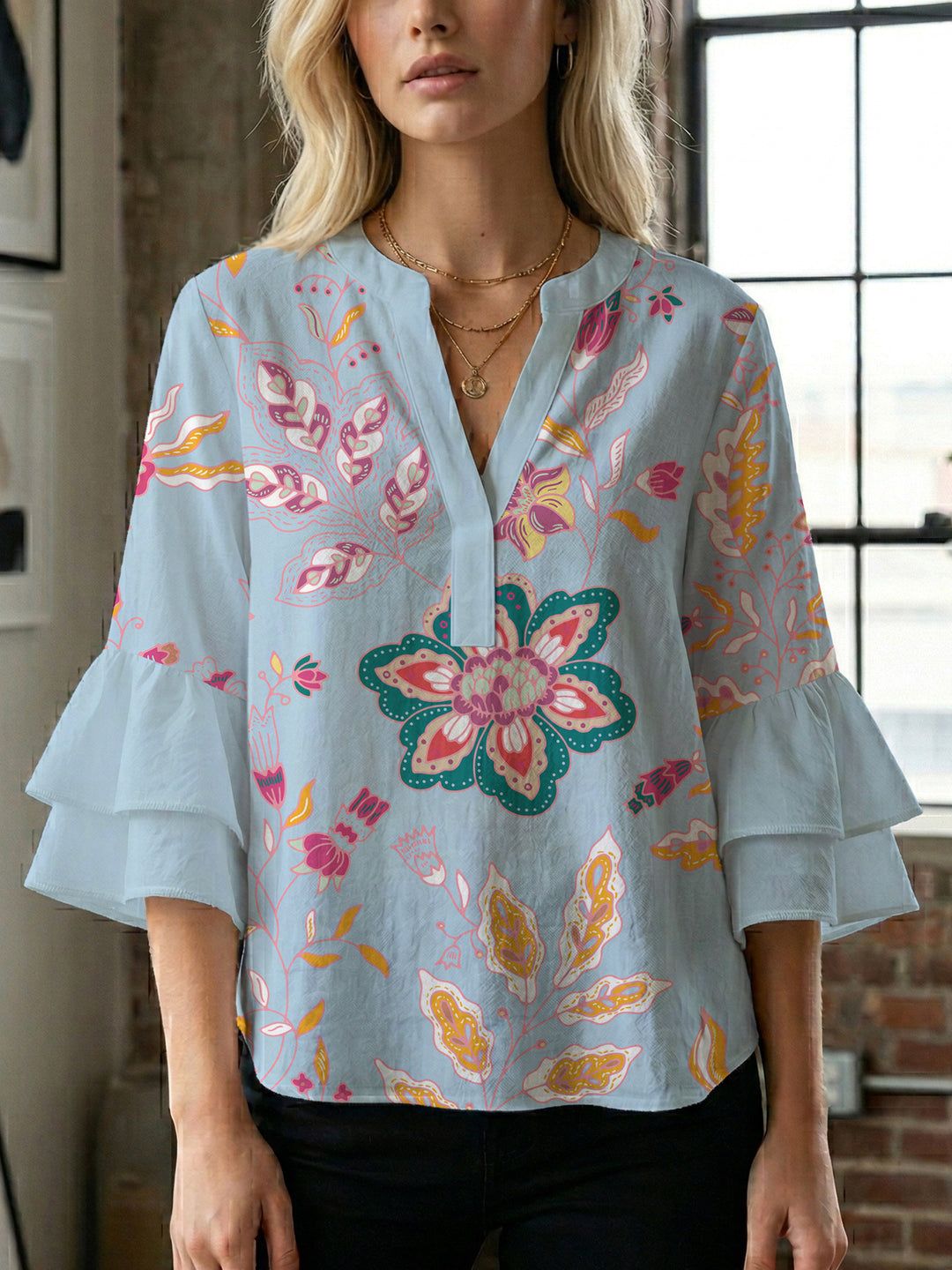 Damebluse med voluminøse puffermer og kreativt blomstermønster Skjora