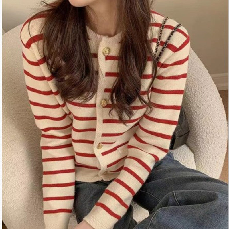 Kvinnelig cardigan med elegante knapper og stripemønster Skjora