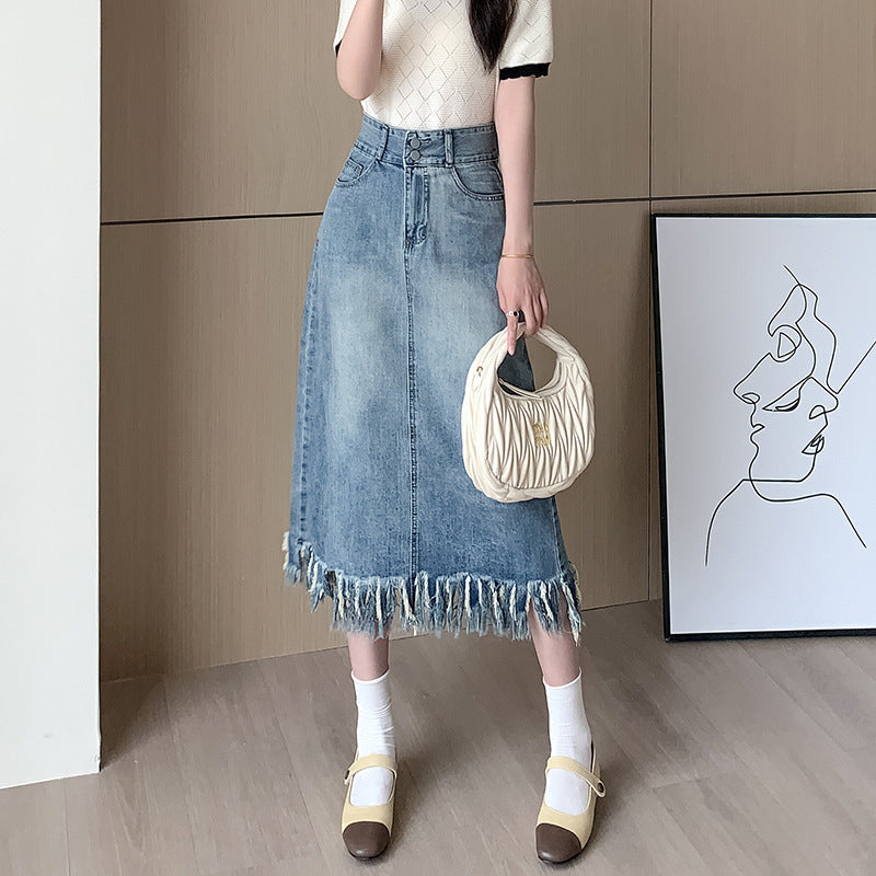 Kvinnens denim midi skjørt med frynset kant Skjora
