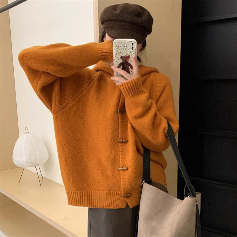 Kvinnens komfortable cardigan med hette og detaljer i treknapper Skjora