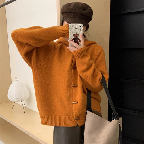 Kvinnens komfortable cardigan med hette og detaljer i treknapper Skjora