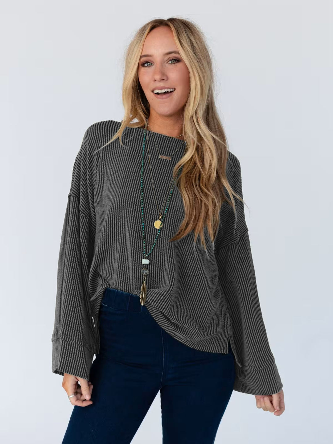 Topp for kvinner i casual stil med strukturert ribbestrikket mønster og brede vide ermer Skjora