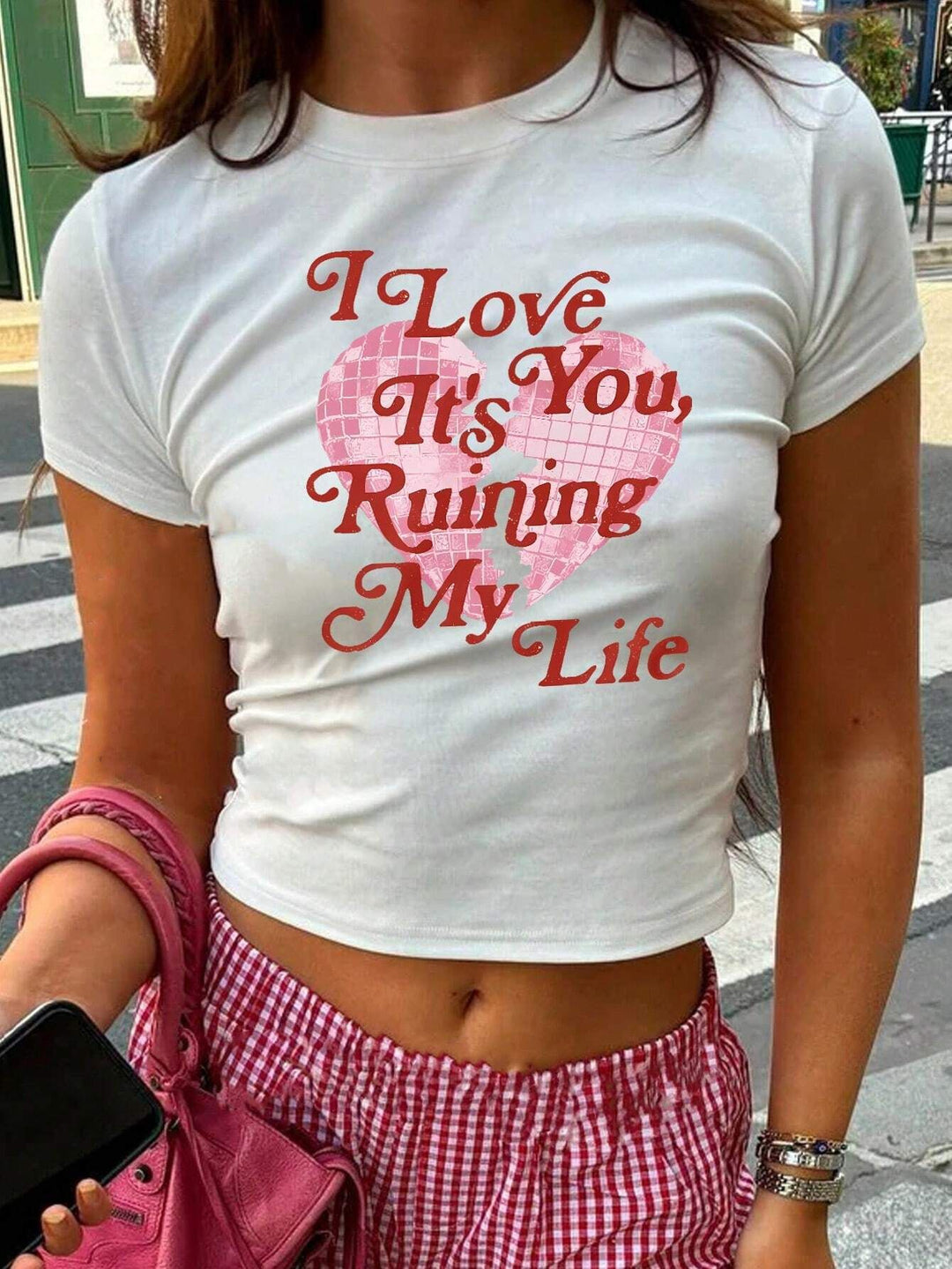 Dame Crop-Top med kreativ grafisk design og moderne skrift Skjora