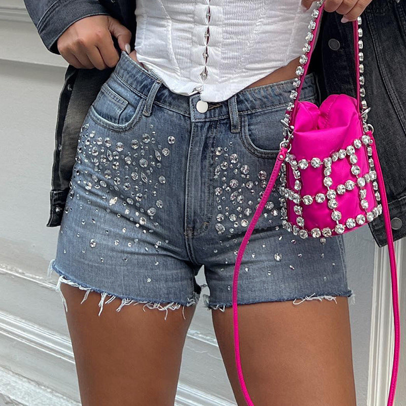 Damejeansshorts med glitrende applikasjoner og frynsete kant Skjora