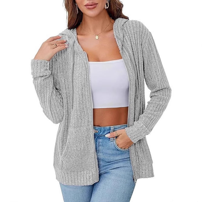Kvinnens koselige strikket hettegenser med glidelås Skjora