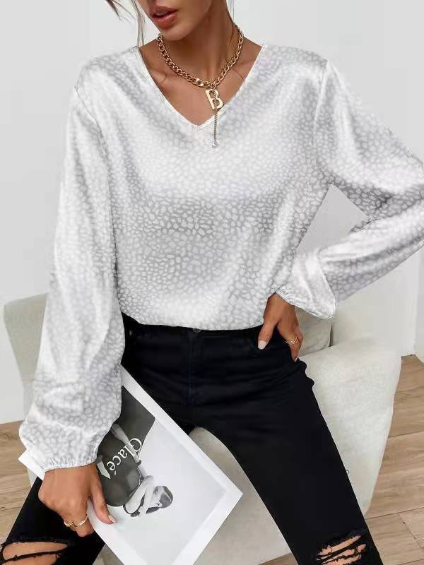 Kvinnes elegant bluse topp med v-hals og voluminøse ermer Skjora