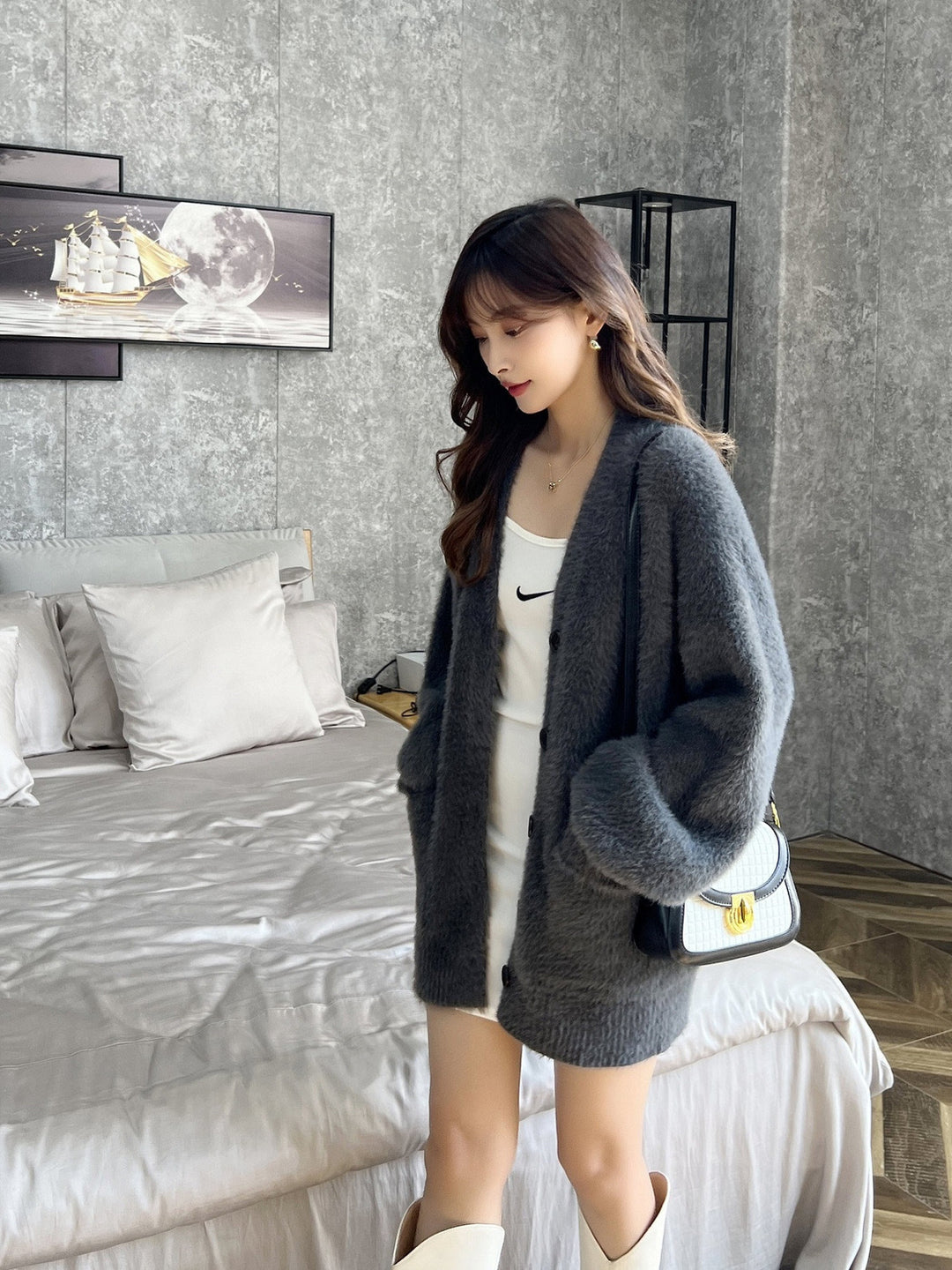 Dames fluffy cardigan med lommer og brede klaffer Skjora