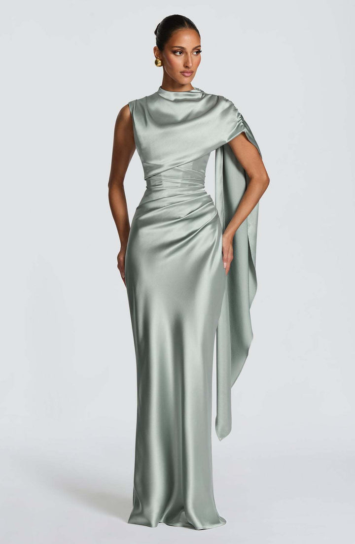 Kvinnens elegante maxi kjole med asymmetrisk topp og flytende sateng