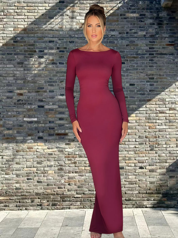 Kvinnens langermede maxi kjole med figursydd silhuett og elegant utringning