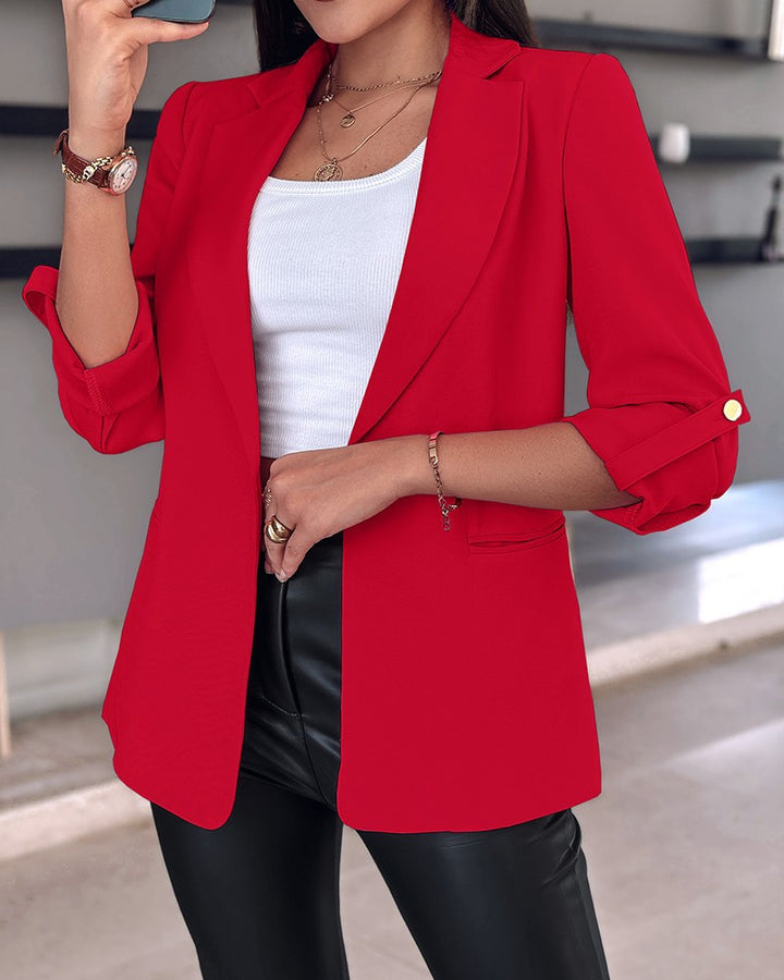 Kvinnelig elegant blazer med høyhalset snitt og fashionable knappdetaljer Skjora