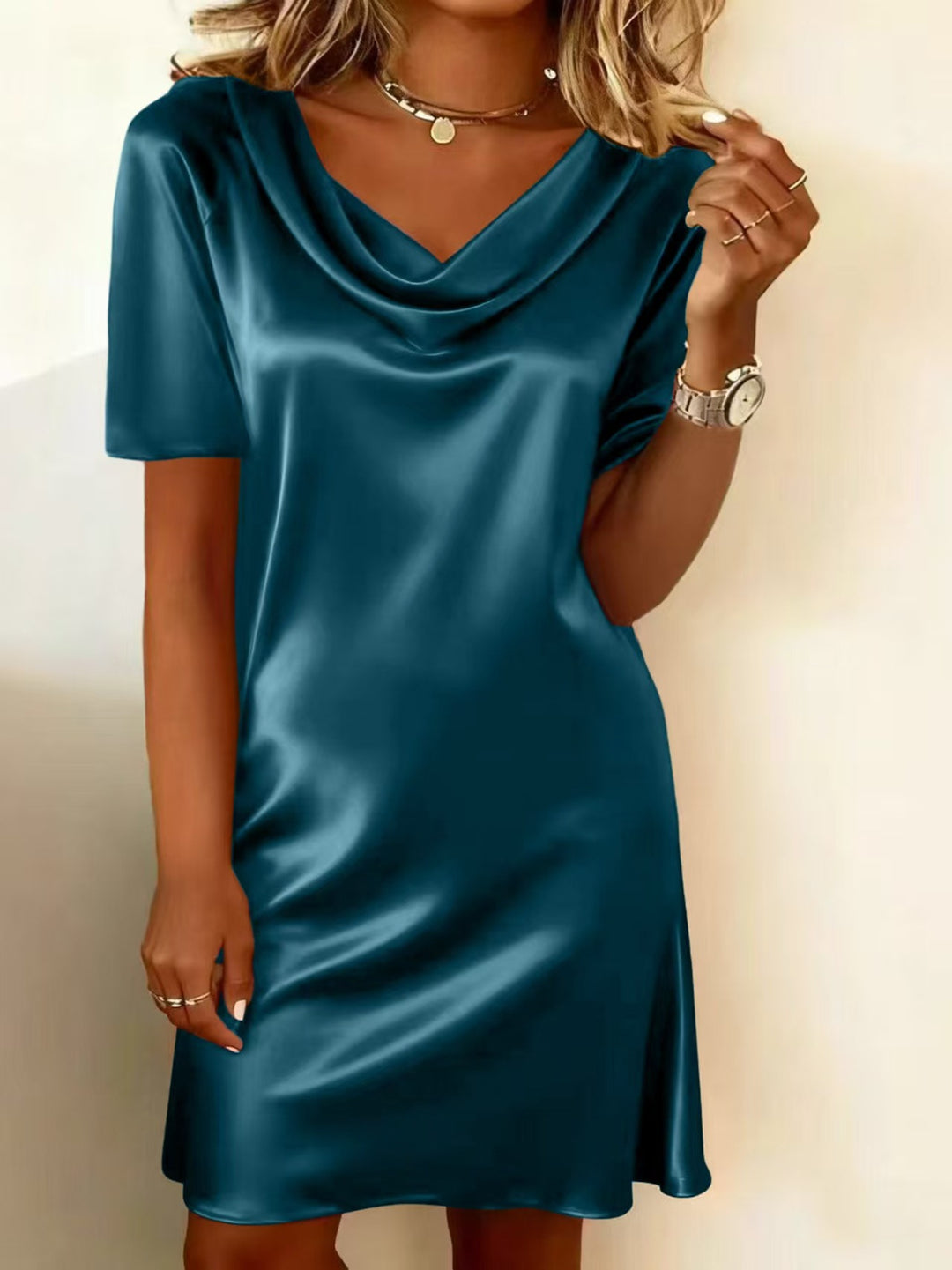 Damer Elegant Satin-kjole med elegant vannfall-utsnitt og flatterende snitt Skjora