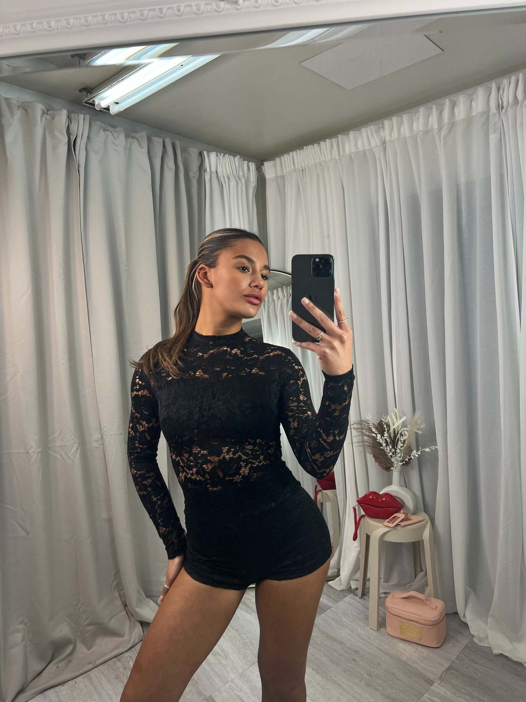 Kvinnenes tettsittende jumpsuit laget av sofistikert blondestoff Skjora