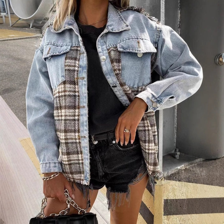 Dame casual denimjakke med rutete materialkombinasjon og praktiske lommer Skjora