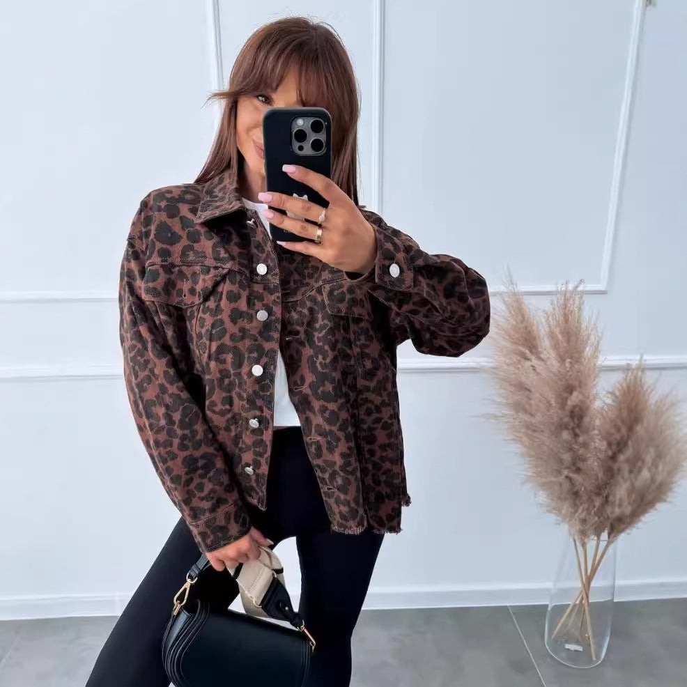Dames casual denimjakke med dyremønster og frynset hem Skjora