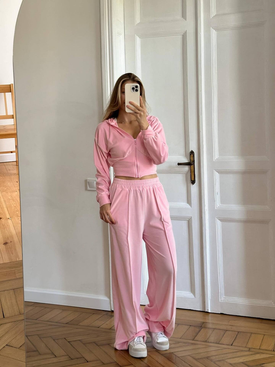 Kvinne cropped sweatjakke med høy krage og elastiske joggebukser Skjora