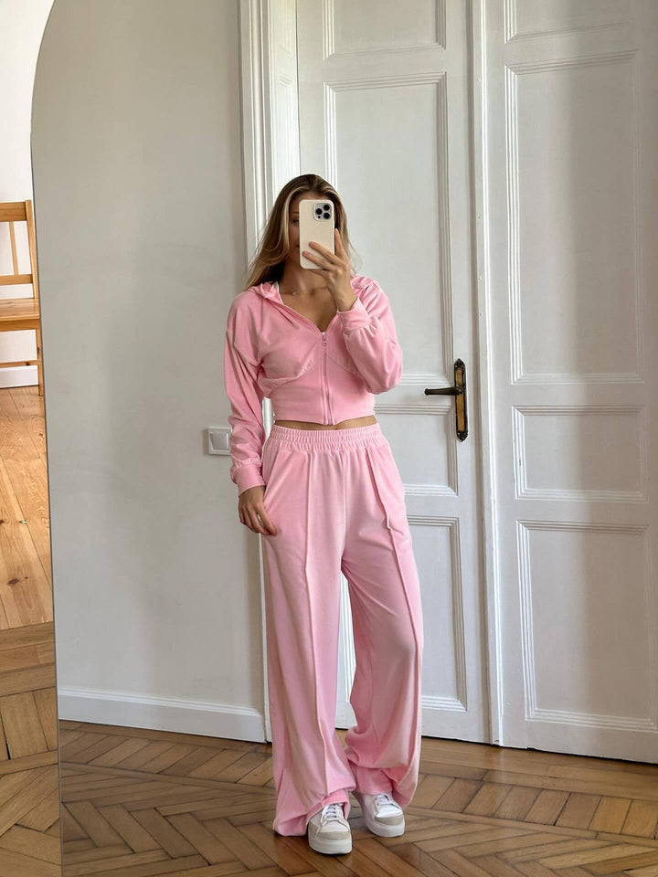Kvinne cropped sweatjakke med høy krage og elastiske joggebukser Skjora
