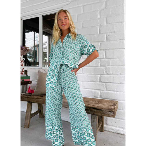 Kvinne chic bluse-bukse kombinasjon med blomstertrykk og løs passform