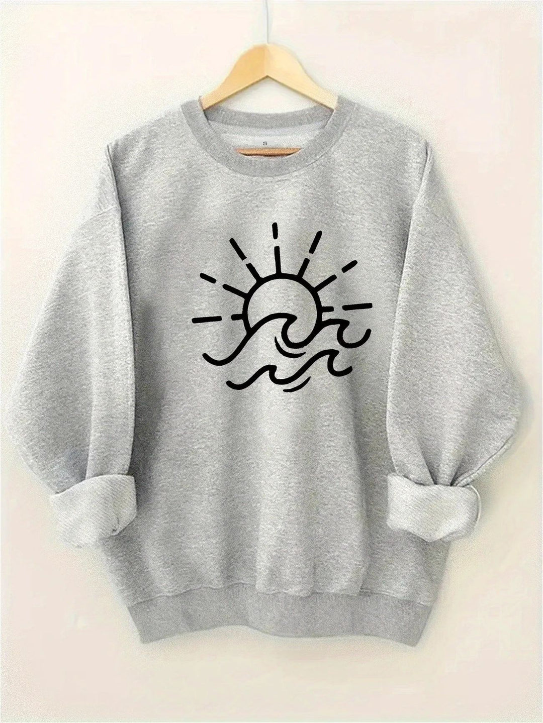 Dame sweatshirt med kreativ sol- og bølgedesign Skjora
