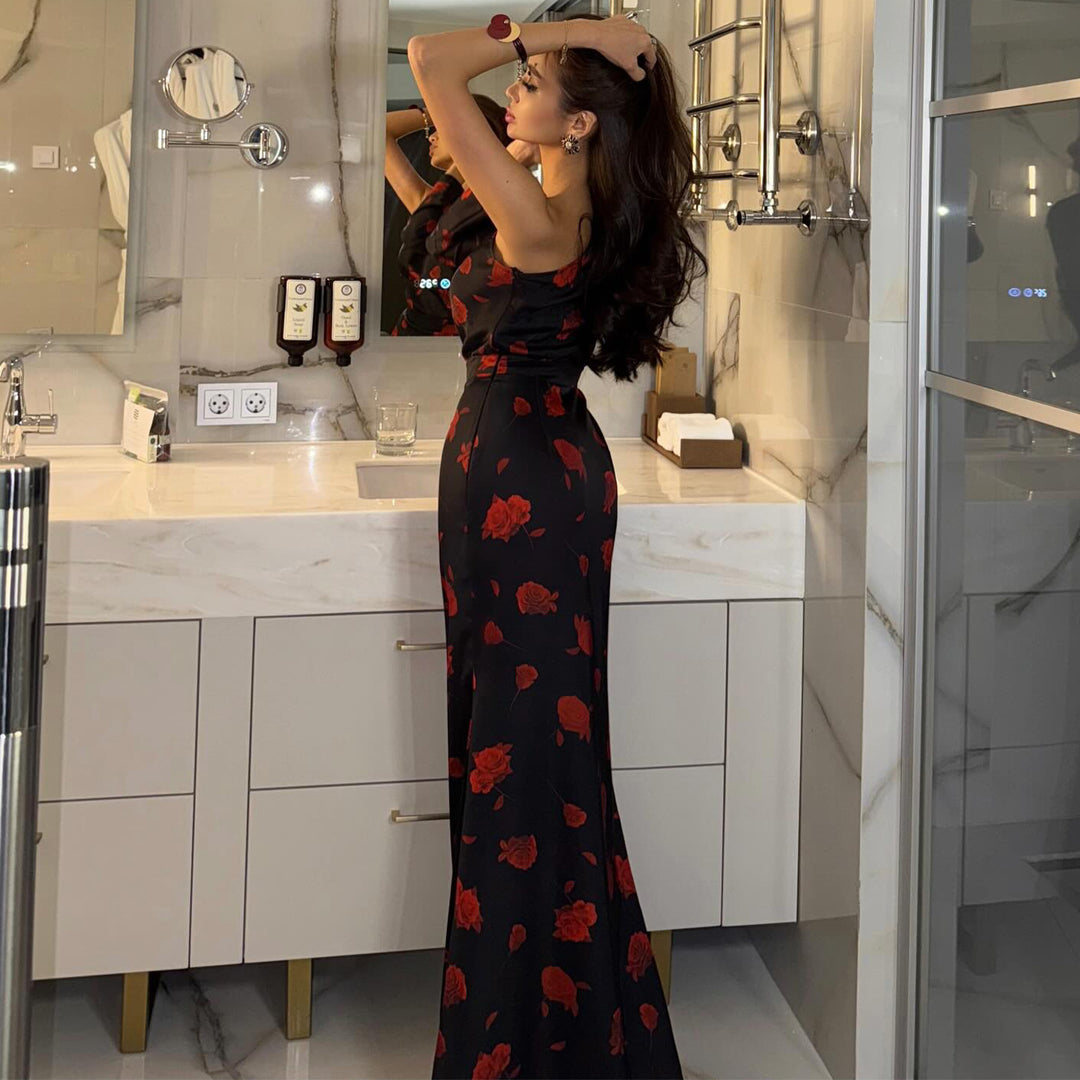 Kvinne maxi kjole med asymmetrisk design og elegant blomstermønster