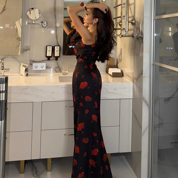Kvinne maxi kjole med asymmetrisk design og elegant blomstermønster