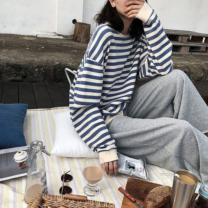 Damestripet sweatshirt med en løs passform og avslappede ermer