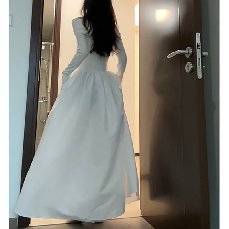 Kvinne elegant av-shoulder maxi kjole med moderne stropp detaljer Skjora
