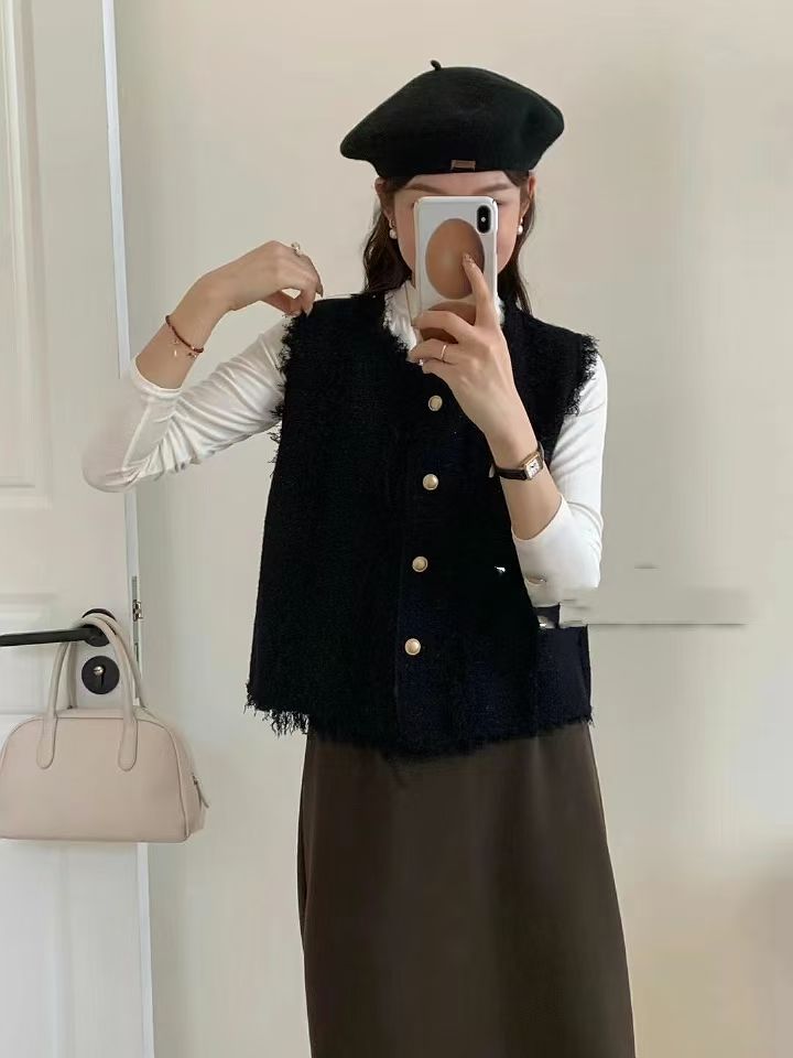 Dame sømløs strikket vest med elegante knappedetaljer og frynset kanter Skjora