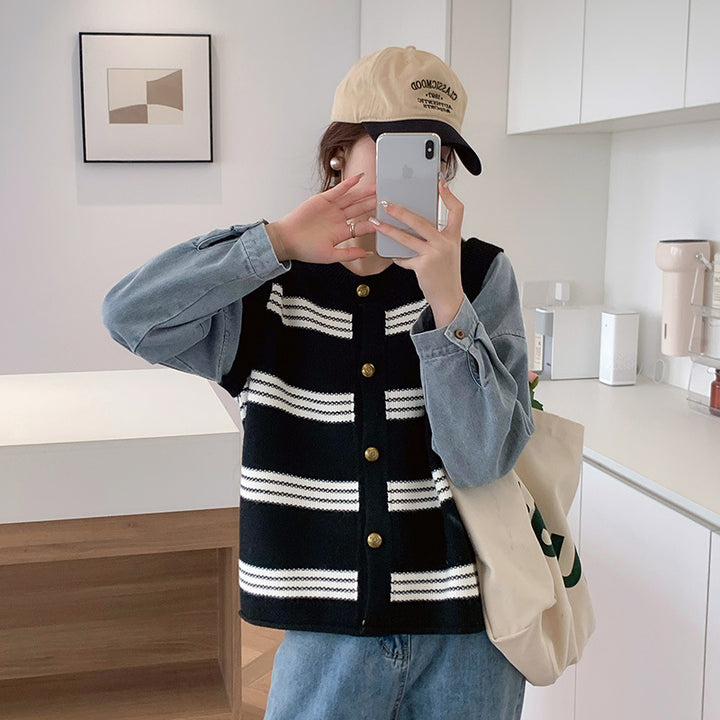 Kvinnelig Komfortabel Cardigan med Moderne Striper og Motetisk Knapplukking Skjora