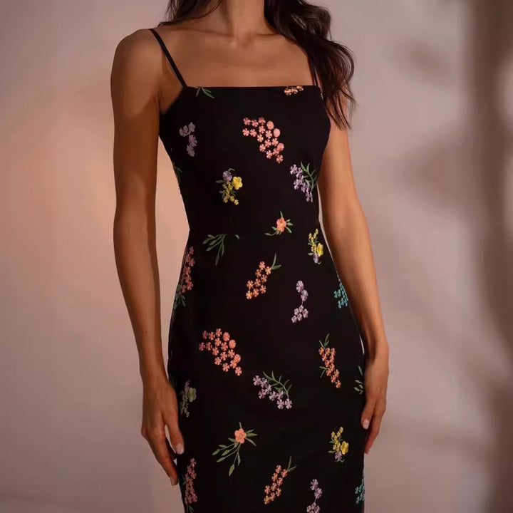 Dame Maxikjole med floral håndbroderi og delikat stroppedesign Skjora