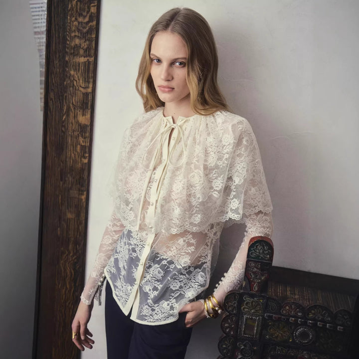 Dame spissbluse med elegant sløyfepynt og transparente innsatser Skjora