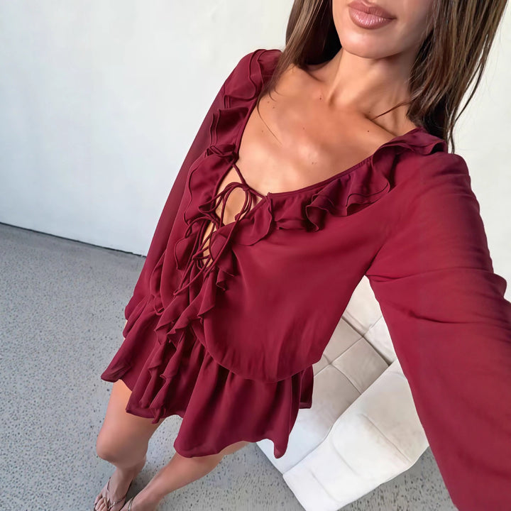 Kvinne chiffonbluse med elegant volangdekorasjon og dyp V-hals