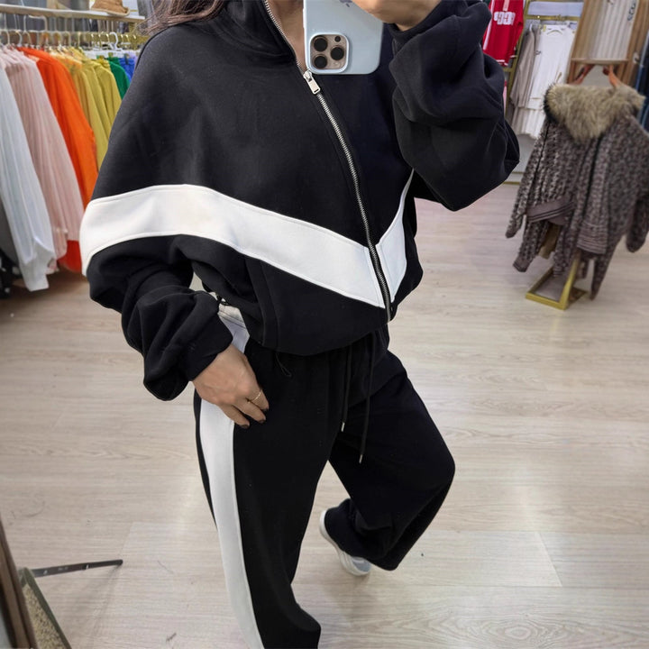 Kvinnenes sporty joggedrakt med høy krage og iøynefallende kontraststriper Skjora
