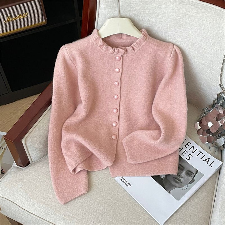 Damer elegant cardigan med feminine volanger og perleknapper Skjora