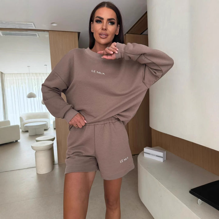 Kvinnelig casual fritidssett med oversized sweatshirt og komfortable shorts Skjora
