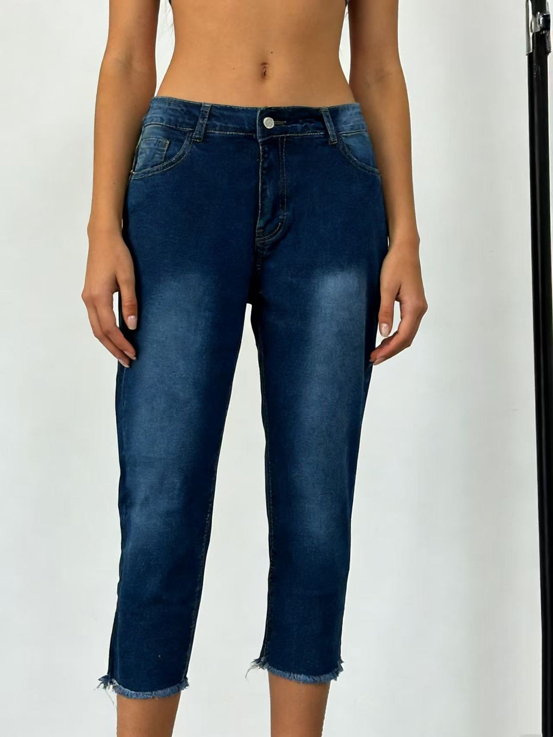 Dame casual high-waist jeans med frynset kant og trendy snitt Skjora