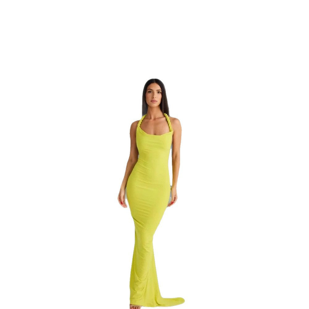 Dame figurnær kveldskjole med elegant halterneck-design og svaiene hem.