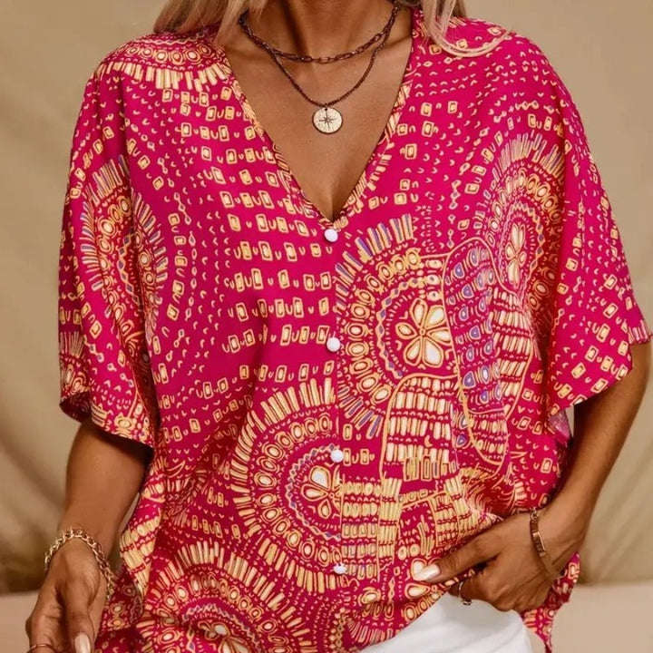 Dame strandbluse i avslappet boho-stil med fargerike mønstre og voluminøse ermer Skjora
