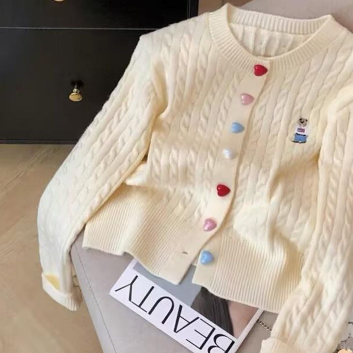 Kvinnens fashionable cardigan med hjerteknapper og helmønster Skjora