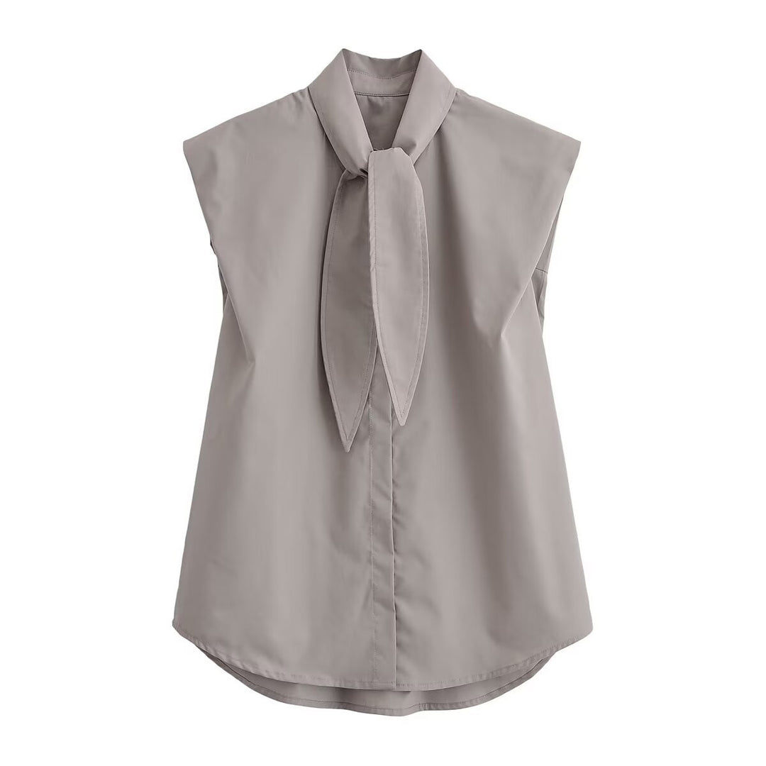 Damebluse med innovativ ståkrage og elegant sløyfeapplikasjon Skjora