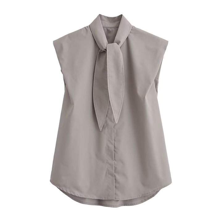 Damebluse med innovativ ståkrage og elegant sløyfeapplikasjon Skjora