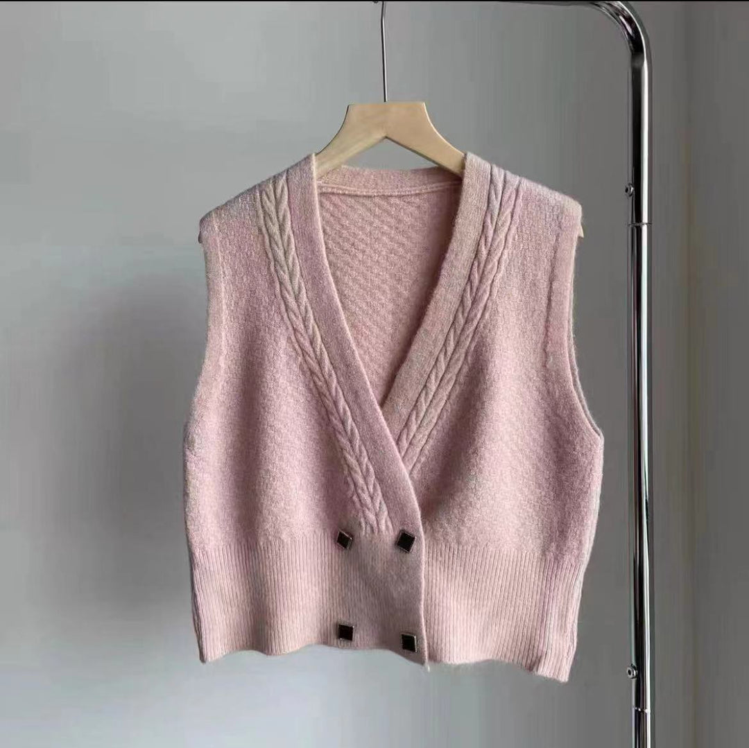 Damer strikket vest med moderne kabelmønster og elegante knappedetaljer Skjora