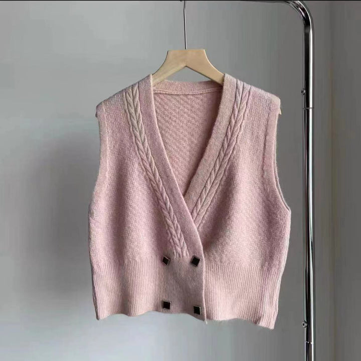 Damer strikket vest med moderne kabelmønster og elegante knappedetaljer Skjora