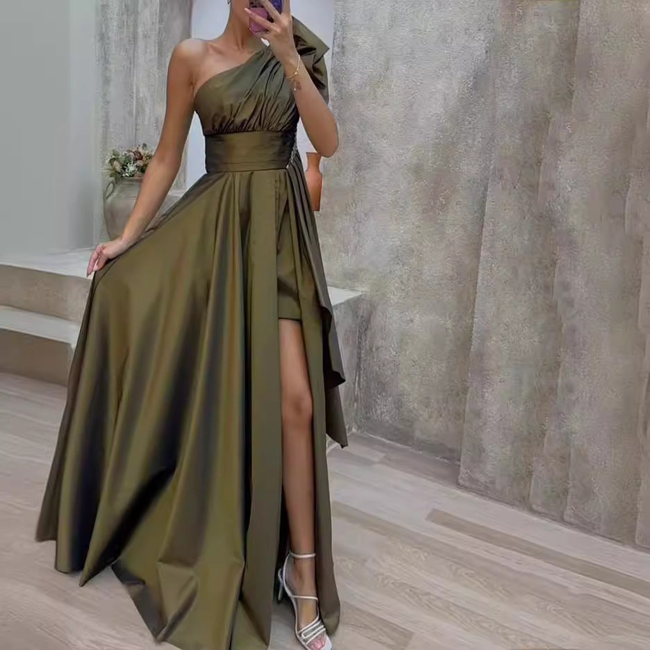 Kvinne Asymmetrisk Kveldsdrakt med Dyp Splitt og Elegant Drapering