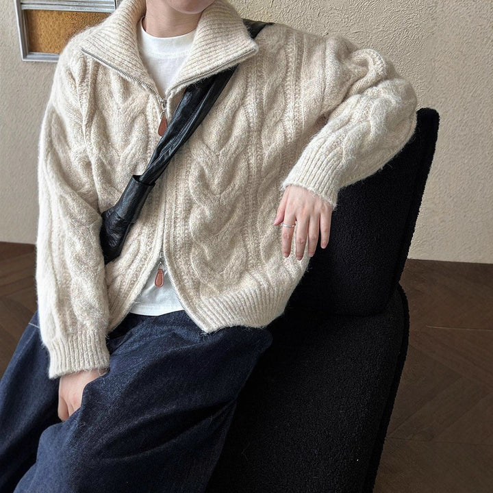 Kvinnens chunky strikk cardigan med stålende krage og moderne kabelmønstre Skjora