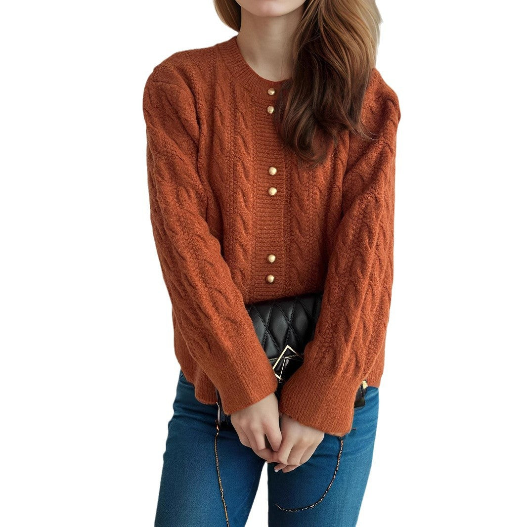 Dame chunky strikket cardigan med dekorative knapper og kabelmønster Skjora