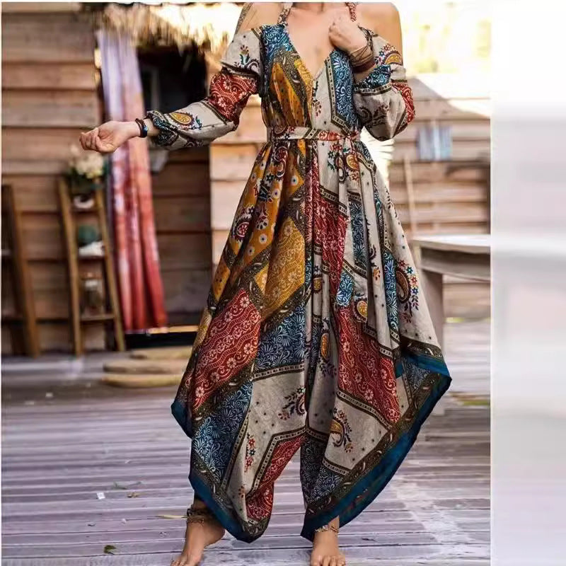 Dame Langt omslagkjole med lekent mønster og off-shoulder design Skjora
