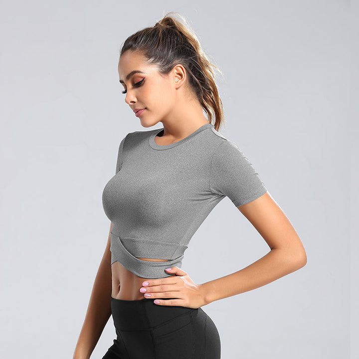 Dame kortermet trenings-crop-top med innovativt draperingsutseende Skjora