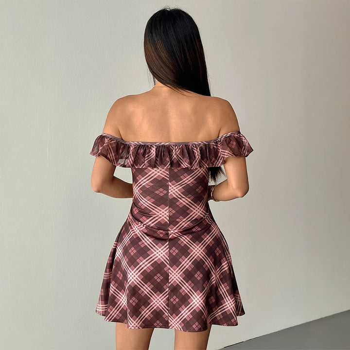 Dame Off-Shoulder Minikjole med leken volangkant og rutet design Skjora