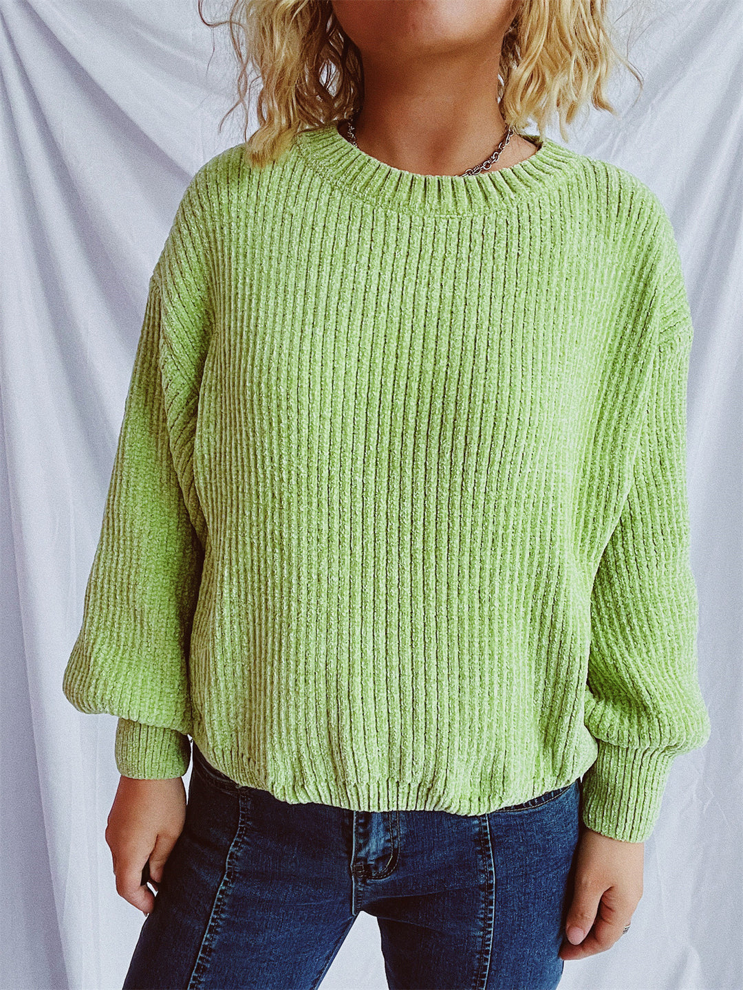 Kvinnens koselige chunky strikkegenser med brede ermer og teksturert design Skjora