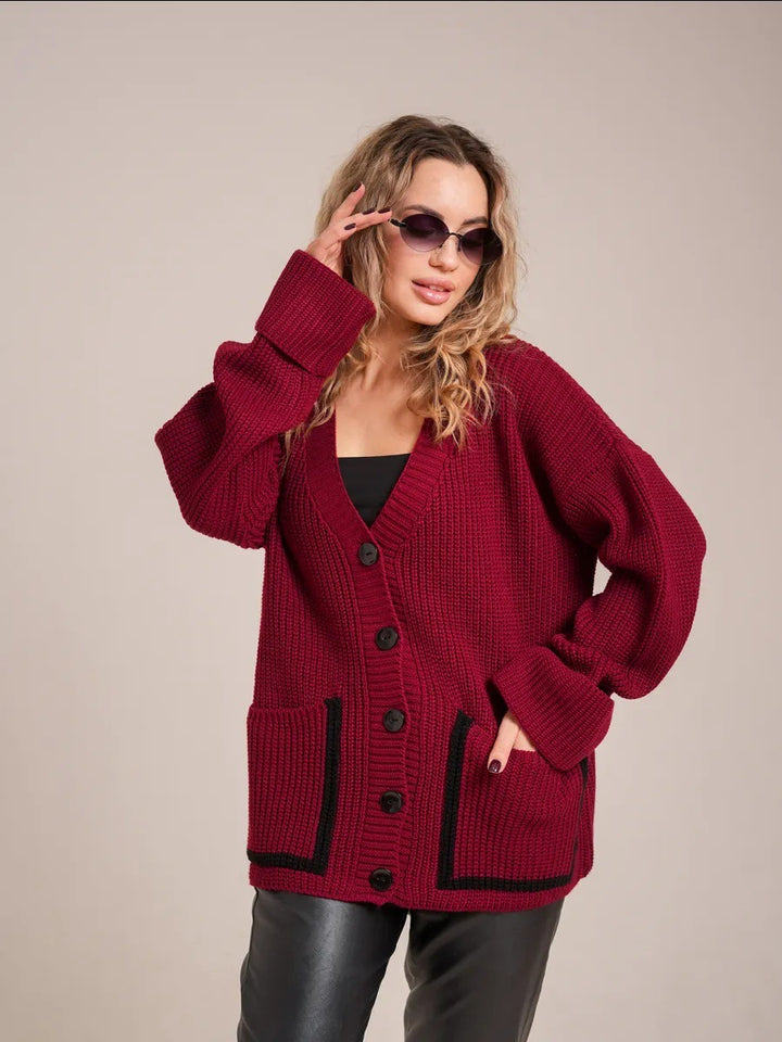 Kvinnens chunky strikket cardigan med praktiske lapp-lommer og elegant knappelukking Skjora